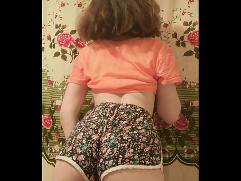 ❤️ Gadis muda seksi menanggalkan celana pendeknya di depan kamera Super sex pada kami
